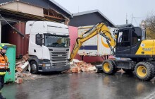 Demolice v Mohelnici. Kamion strhl obvodovou zeď