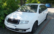 Zabírala parkovací místa, teď je čeká dražba. Město řeší odstavená auta