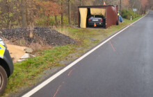 Zaparkoval do cizí garáže. Nezvládl zatáčku a naboural frézy