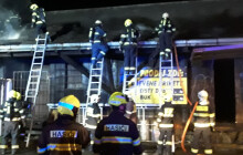 Sklad topiva v plamenech. Hasiči v noci zasahovali