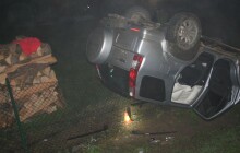 Pár vteřin a auto bylo na střeše. Řidič nezvládl pravotočivou zatáčku