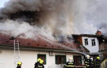 Střecha a solární panely v plamenech. Škoda při požáru v Lošticích jde do milionů