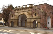 Vylezl si na Terezskou bránu. Zastavili jej strážníci