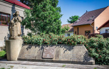 Pomník září novotou. Podívejte, jak jej odborníci opravili