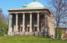 Strážníci zachraňovali uvězněnou seniorku. Zůstala zamčená v kostele