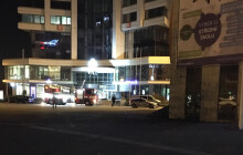 Skočil z výškové budovy. Na místě zemřel