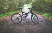 Ukradl zamčená kola. Teď jej hledá policie