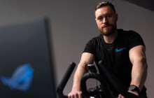 Kámo, smekám až k zemi, podporovali jej fanoušci. Jeho rekord na kole pomůže dětem s rakovinou