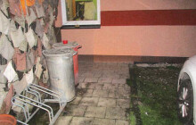 Porvali se na mikulášské. Popelnici už oknem neprohodil