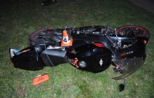 VIDEO: Motorkář se snažil vyhnout policejní kontrole kvůli drogám a zákazu řízení. Honičku zakončil havárií