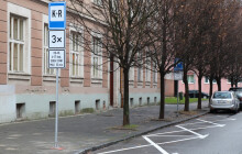 Pusu a jeď. Před školami platí nový systém zastavení