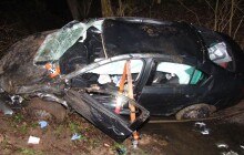 Smyk a pád do koryta potoka. Řidič i spolujezdec skončili ve FNOL