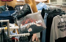 Žena byla v obchodě přistižena při krádeži tašky plné oblečení, k činu se odmítla přiznat