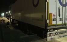 Kamionu odletěla pneumatika a trefila další náklaďák. Kamion bez pneumatiky ujel