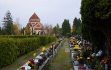 Senioři zůstali večer zamčení na neředínském hřbitově. O pomoc zavolali strážníky