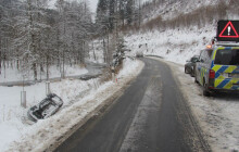 Auto válelo sudy, řidička dostala smyk