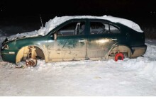 Mladík odstavil auto kvůli poruše. Přišel o všechna kola i volant