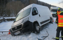 Zasněžená vozovka dodávku překvapila. Osmnáctiletého řidiče museli vyprošťovat hasiči