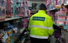 VIDEO: Prodával značky Armani nebo Chanel. Padělky celníci odhalili během razie