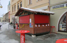 Poškodil a vykradl stánek. Teď jej hledá policie