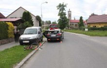 Řidička v Černovíře přejela do protisměru a střetla se s protijedoucím cyklistou i autem
