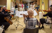 VIDEO: Koledy zahrál pacientům a zdravotníkům Corona Kvartet