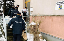 Policisté se složili na dárky. Potěšili tak děti z dětského domova