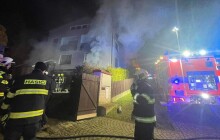 Požár v Samotiškách. Hasiči museli vynést tlakové lahve