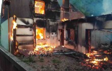 Hasiči zasahují u požáru rodinného domu, zbortila se střecha i konstrukce stavby. Škoda je 3 miliony korun