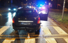 Srazila děti na přechodu. Dvanáctiletá dívka skončila v nemocnici