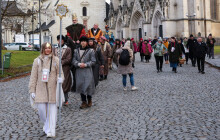 FOTOGALERIE: Tři králové projeli městem. Zazpívali i hasičům