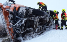 Sníh komplikuje dopravu. Hasiči tahají z příkop i převrácený sypač