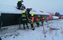 Na Přerovsku se převrátil autobus. Hasiči cestující evakuovali střechou