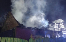 Dům i stodola v plamenech. Hasiči museli v noci evakuovat čtyři lidi