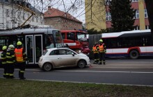 Srážka tramvaje a auta v centru. Tři zranění