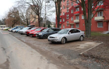 Recyklovatelný plast a nový povrch. Sedmdesát parkovacích míst čeká rekonstrukce