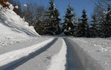 Vrátil se sníh a s ním i lyžaři. Skiareály znovu otevírají