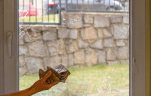 Zlost si vybil na okně zubní pohotovosti. A není to poprvé