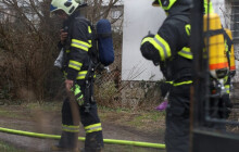 Hustý dým a vodící lano. Při požáru bytu hledali hasiči nájemníky