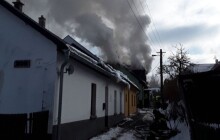 Střecha v plamenech. Při zásahu se zranil hasič