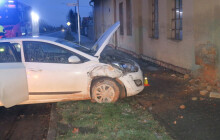 Narazila do zdi s 1,5 promile. Řidička nad ránem bourala v Uničově