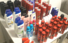 Lup schovávaly za dítě v kočárku. Chtěly ukrást šampony za 14 tisíc