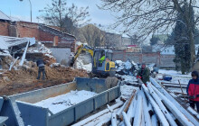 Zahrada u hospice už se rýsuje. Dobrovolníky neodradil ani mráz