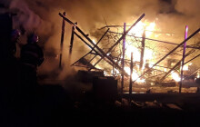 Hořela kůlna i část arboreta. Hasiči šetří škody