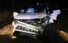 Mladík nedal přednost v jízdě a narazil do jedoucího auta