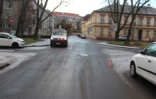 Srazil ženu v centru Olomouce a ujel. Řidiče nyní hledá policie