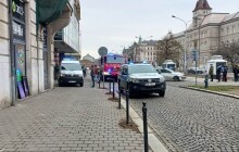 Nejprve vyhodila psa, potom sama skočila. Osobu převezli do FNOL