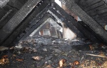Požár komínu a střechy. Hasiči museli část střechy rozebrat