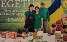 Ukrajinská rodina přemístila z bombardovaného Charkova na Jesenicko výrobu bezmasých uzenin