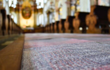 Umělkyně popsala podlahu kostela. Za Modlitbami na náměstí Republiky